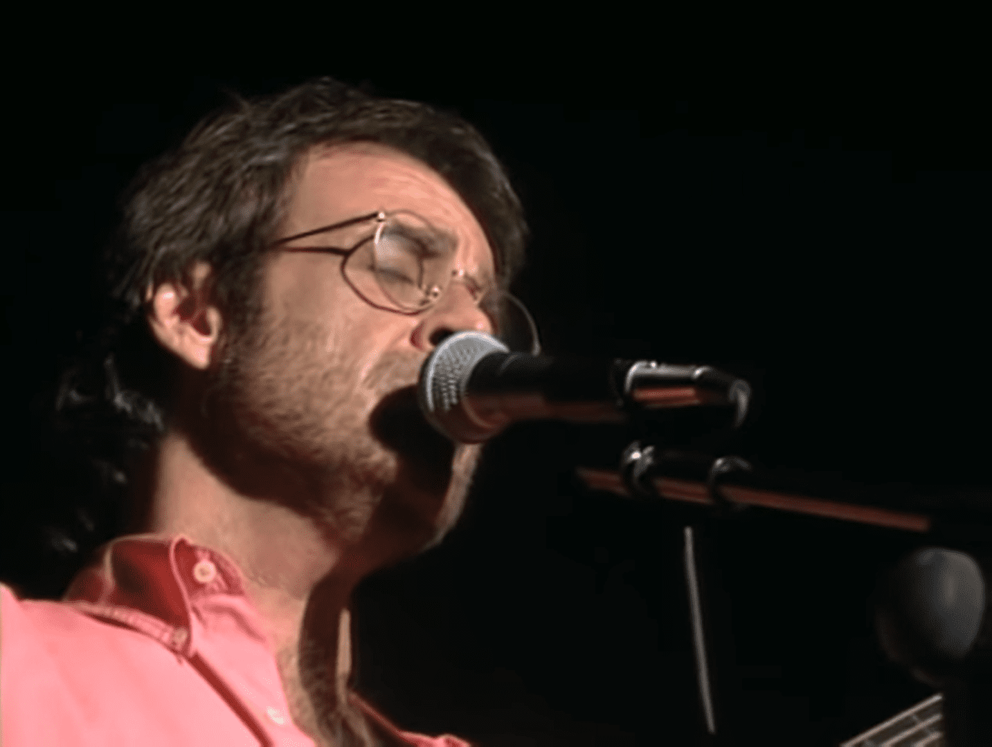 Luis Eduardo Aute cantando "Al Alba" en 1993. | Foto: Youtube/LuisEduAuteVEVO