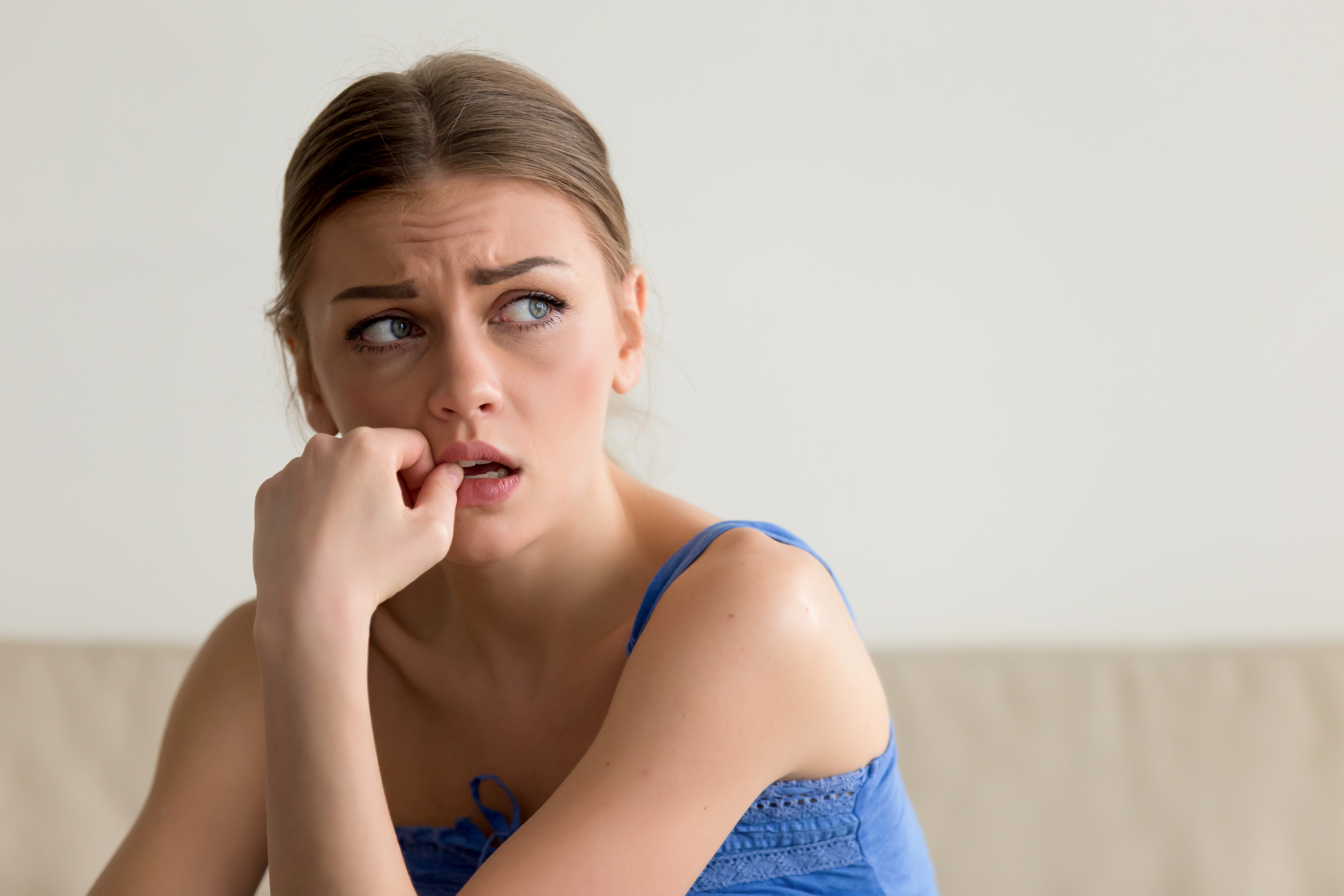 Una mujer preocupada contemplando algo | Fuente: Shutterstock