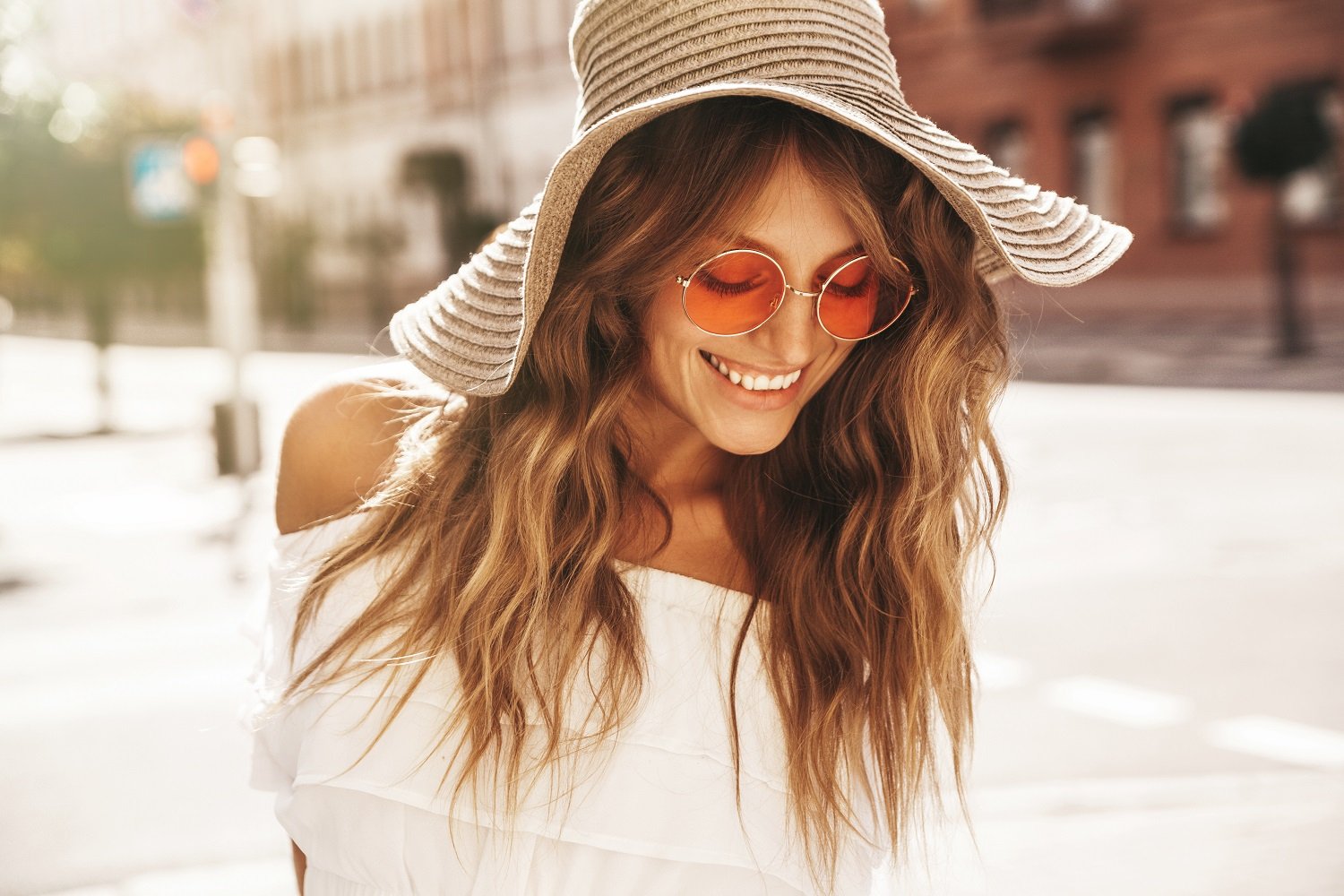 Mujer luciendo un corte de cabello con puntas desfiladas. | Foto: Shutterstock