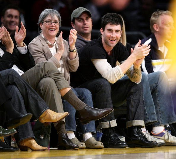 Adam Levine (R) and his mother Patsy Noah (L) attend the Los Angeles Lakers vs Oklahoma City Thunder game at the Staples Center on February 10, 2009, in Los Angeles, California. | Source: Getty Images.