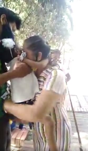 Edelmira Vivas entregando a su hija. | Foto: Captura de Facebook/Las Chivas del Llano