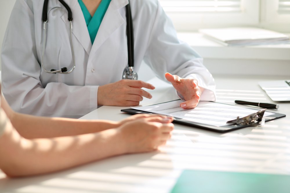 Mujer conversando con un médico en su consultorio. | Foto: Shutterstock
