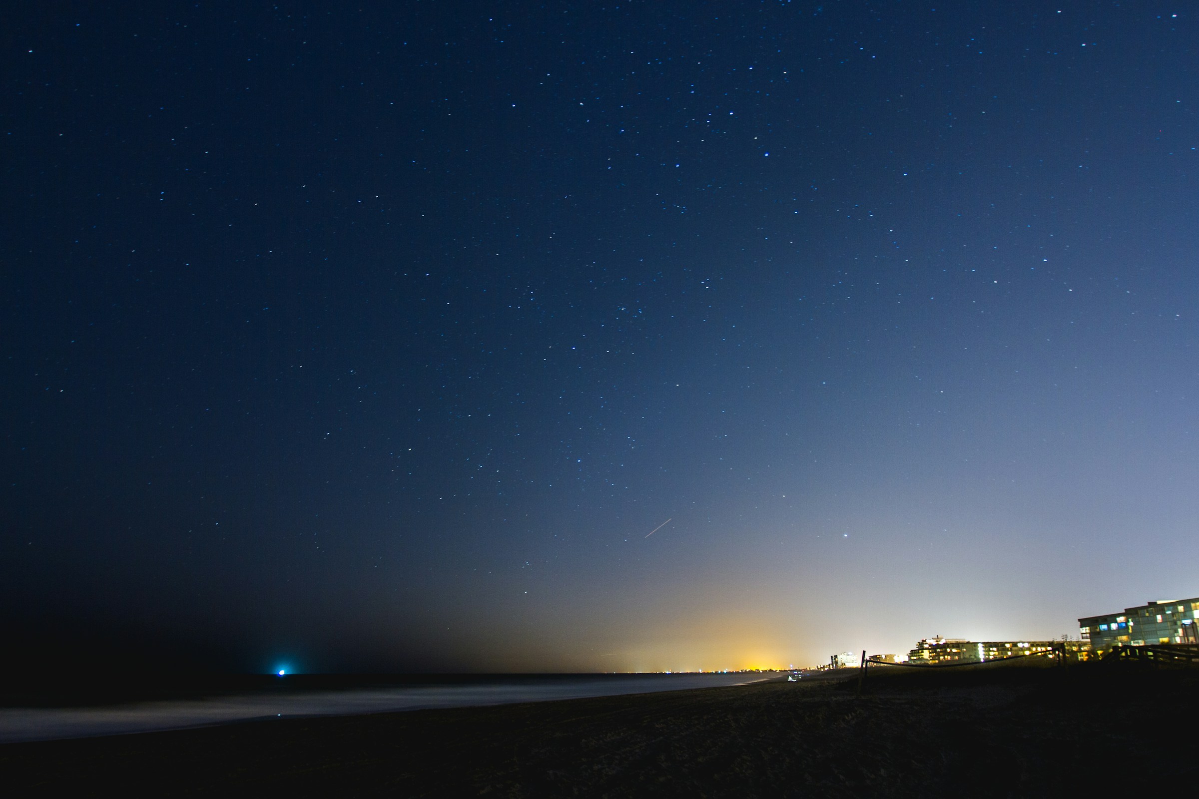 A beach at twilight | Source: Unsplash