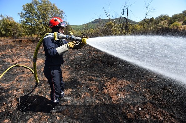 Un pompier pulvérise de l'eau pour éteindre un incendie. |Photo : Getty Images