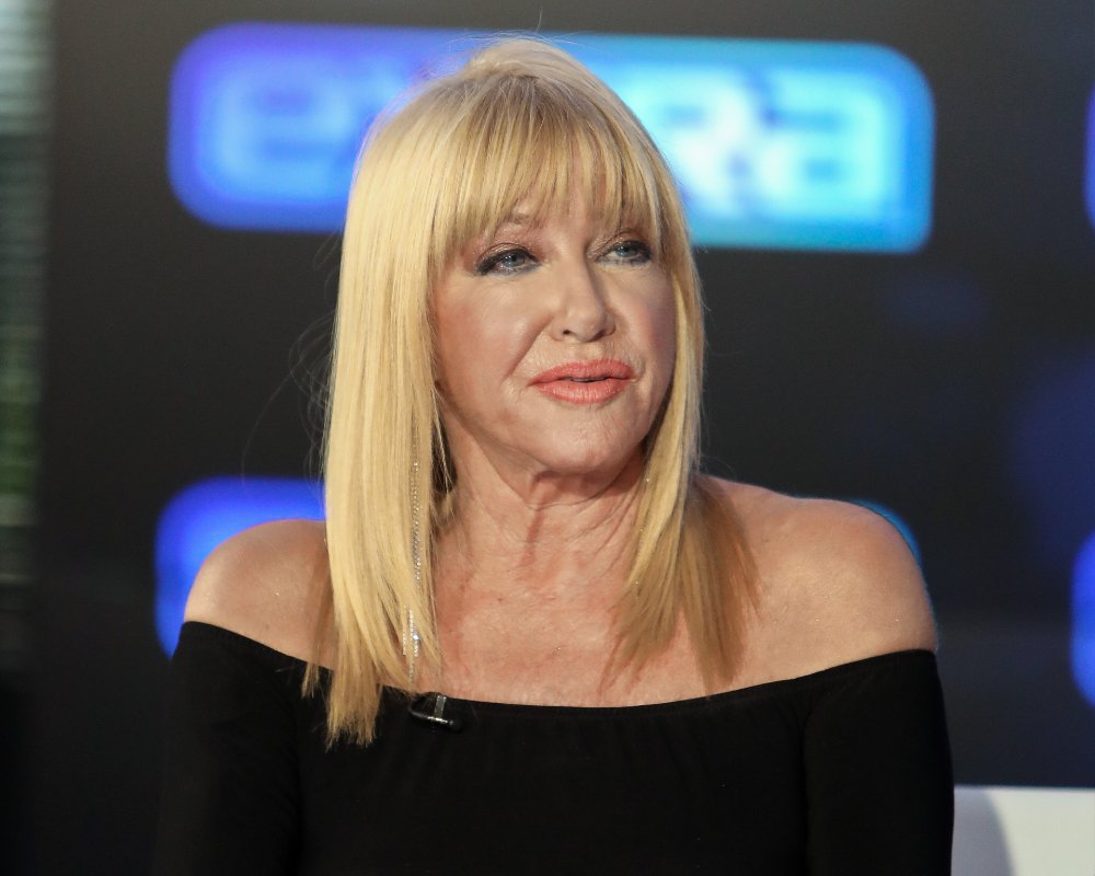 Suzanne Somers visiting “Extra” in Burbank, California, in February 19, 2020.| Image: Getty Images.