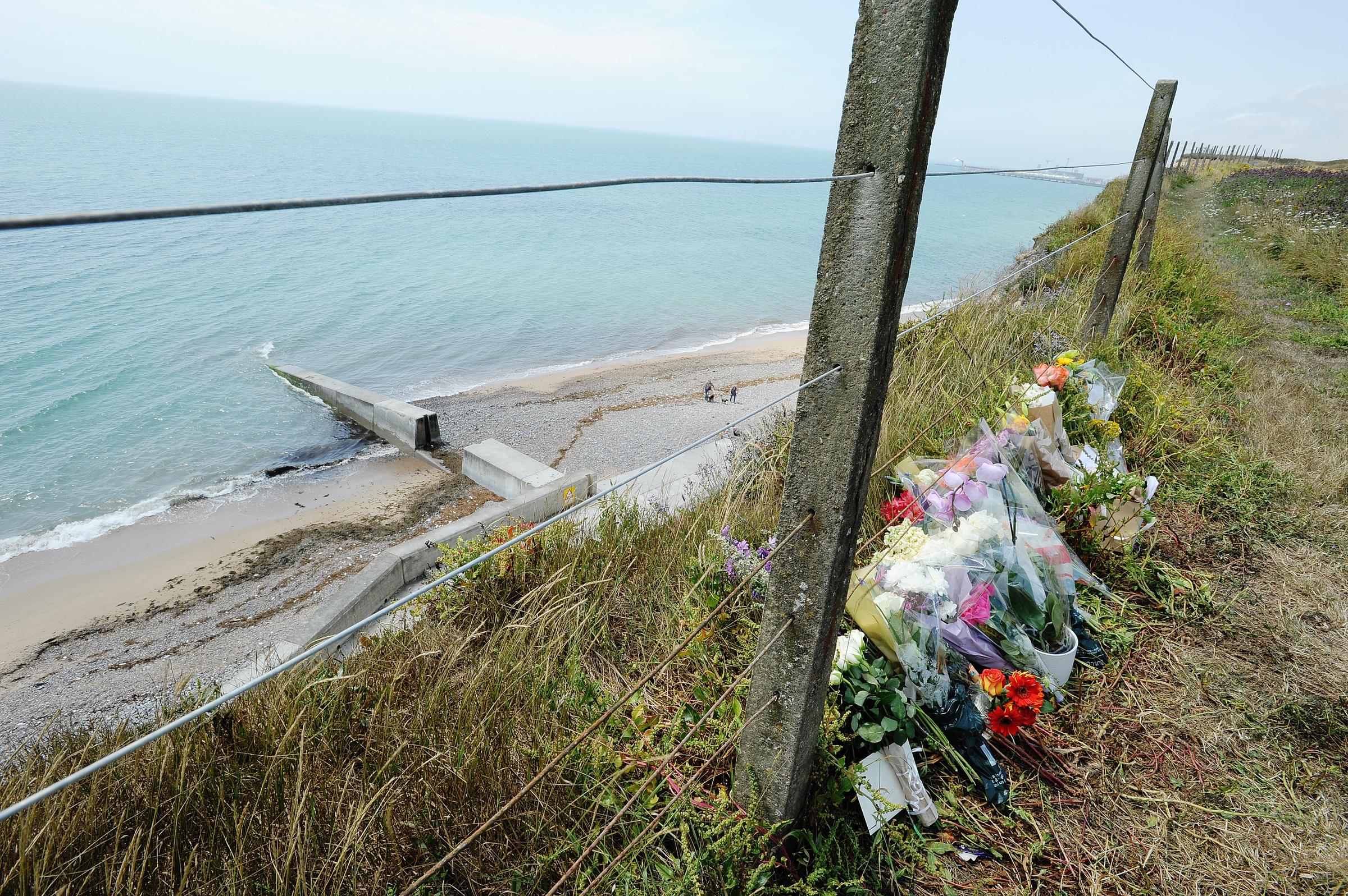 A memorial at the clifftop location where Arthur Cave fell from and suffered serious injuries on July 16, 2015. | Source: Getty Images