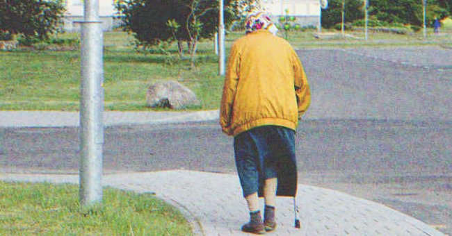 Anciana caminando sola | Foto: Shutterstock