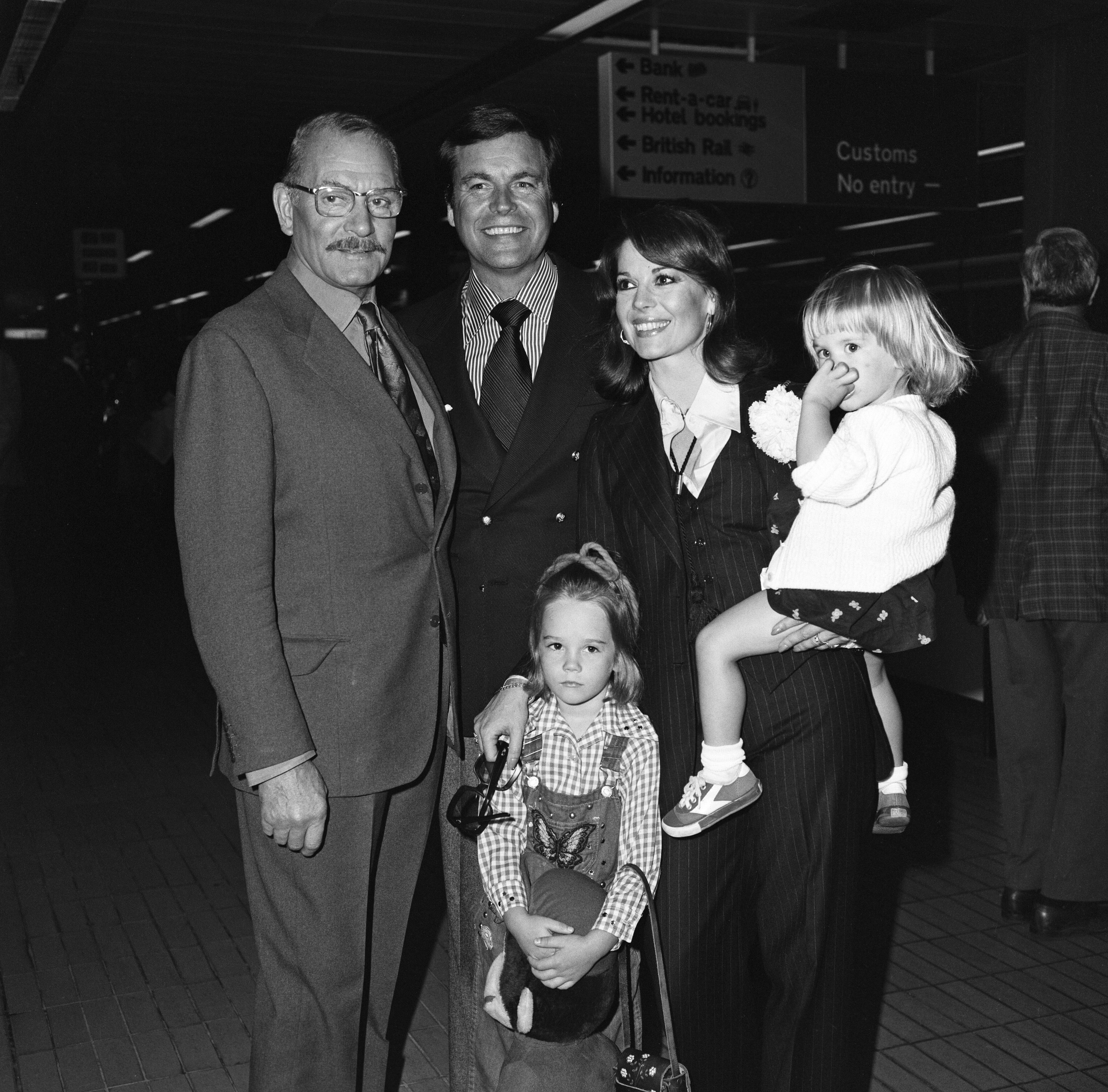 Lord Olivier, Robert Wagner, Natalie Wood, Courtney Wagner and Natasha Gregson Wagner, in London, UK May 19, 1976 | Source: Getty Images