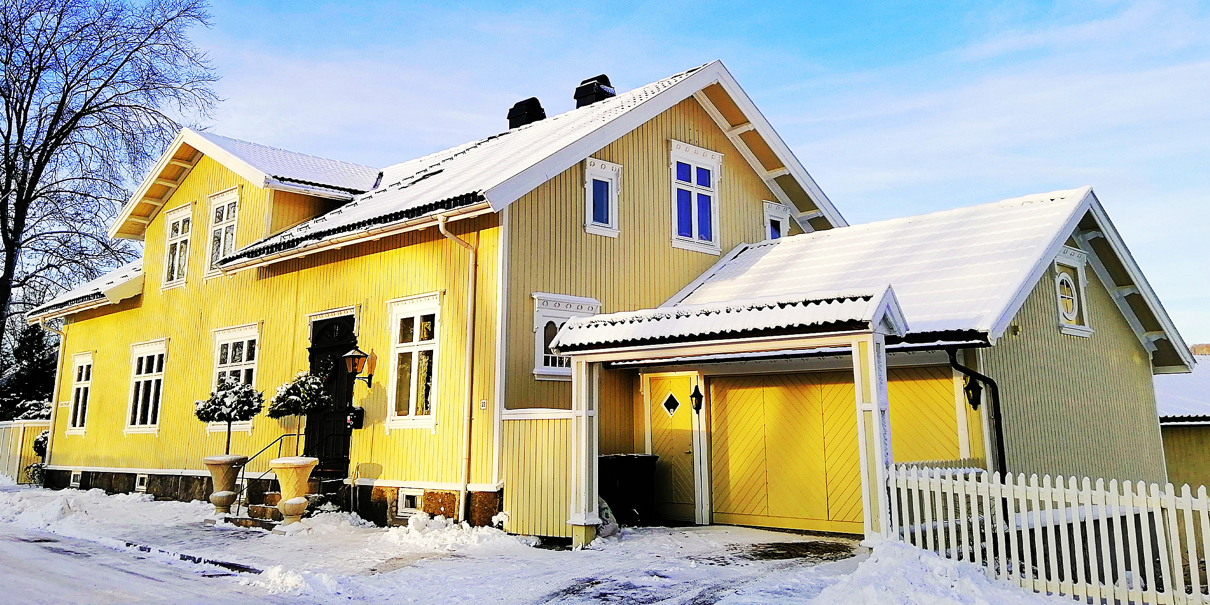 A house during a snowy winter | Source: Freepik