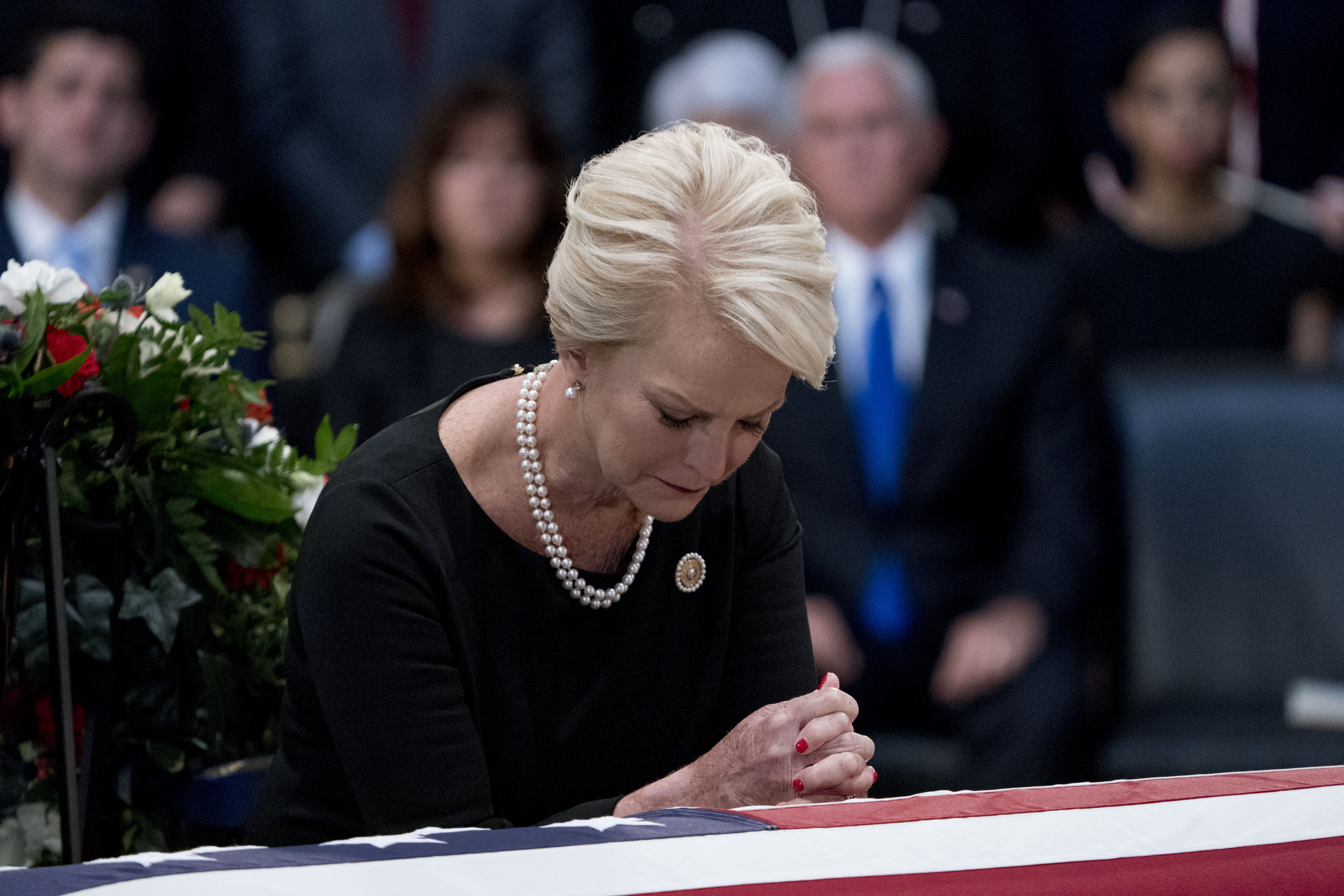 Cindy McCain leaning on John McCain's casket as he lies in state in the Rotunda of the U.S. Capitol, on August 31, 2018 in Washington, DC | Photo: Getty Images