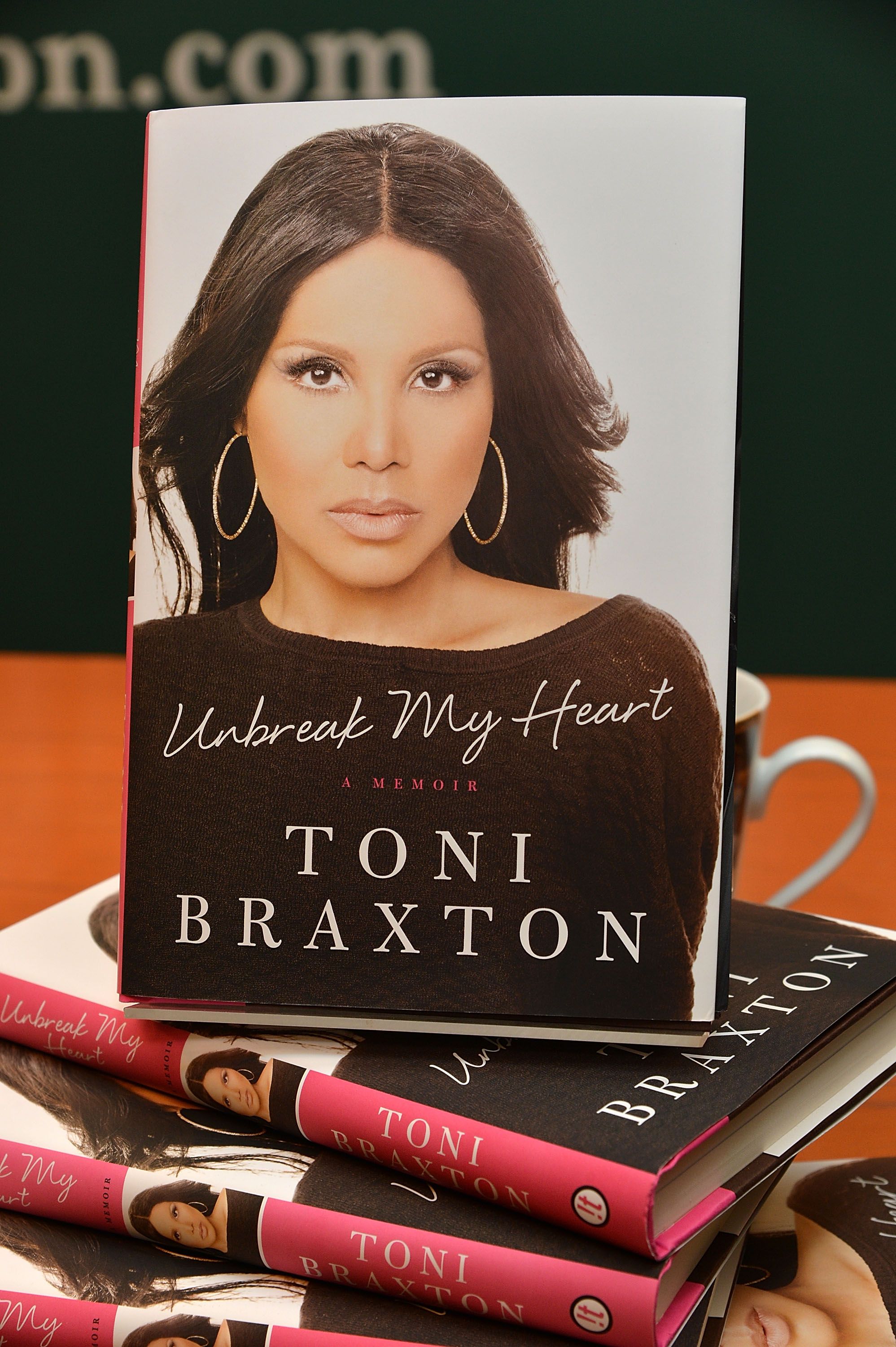 Toni Braxton's book signing on May 20, 2014 in New York. | Photo: Getty Images