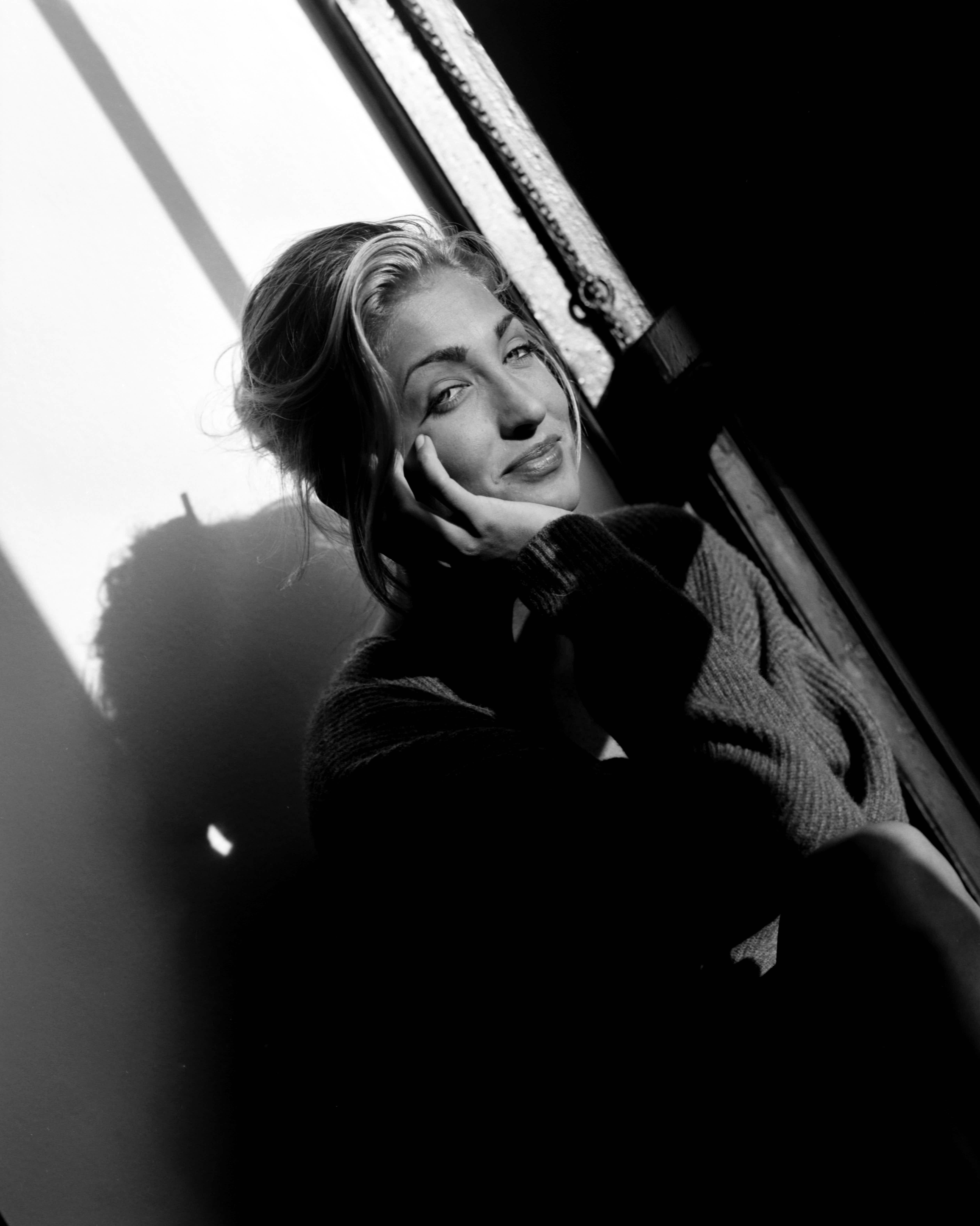 Carolyn Bessette-Kennedy posing for a portrait on August 25, 1992 in New York City | Source: Getty Images