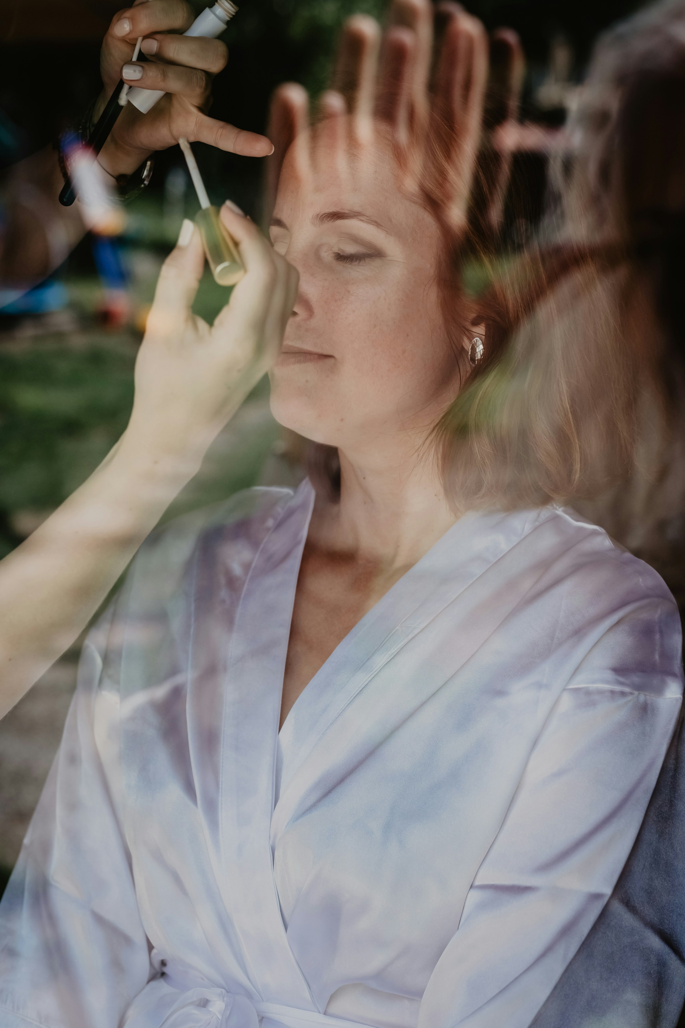 Bride getting her makeup done | Source: Unsplash