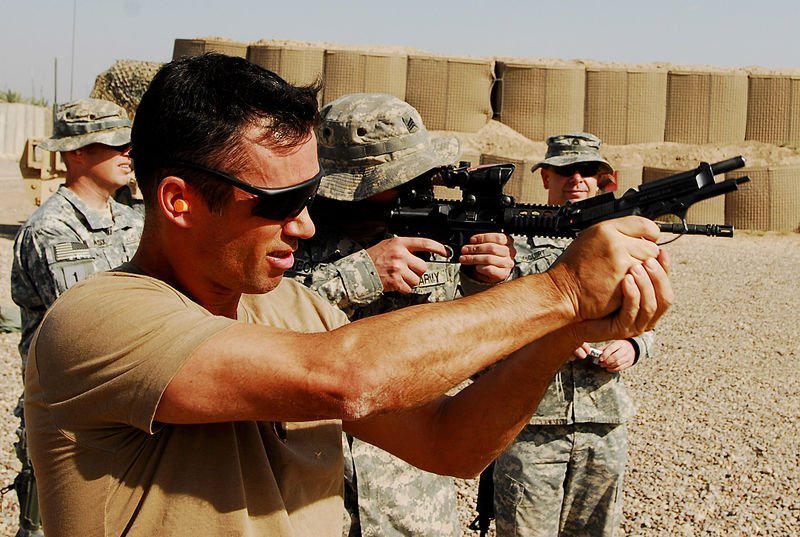 Jeffrey Donovan, star of the TV show "Burn Notice," visits U.S. Soldiers in Iraq. | Source: Wikimedia Commons