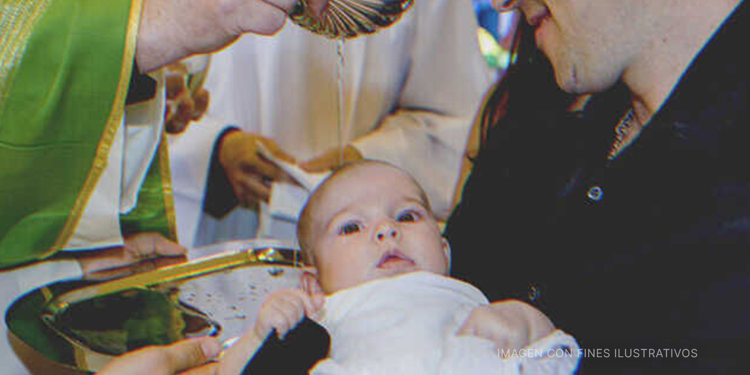 Un bebé siendo bautizado. | Foto: Getty Images