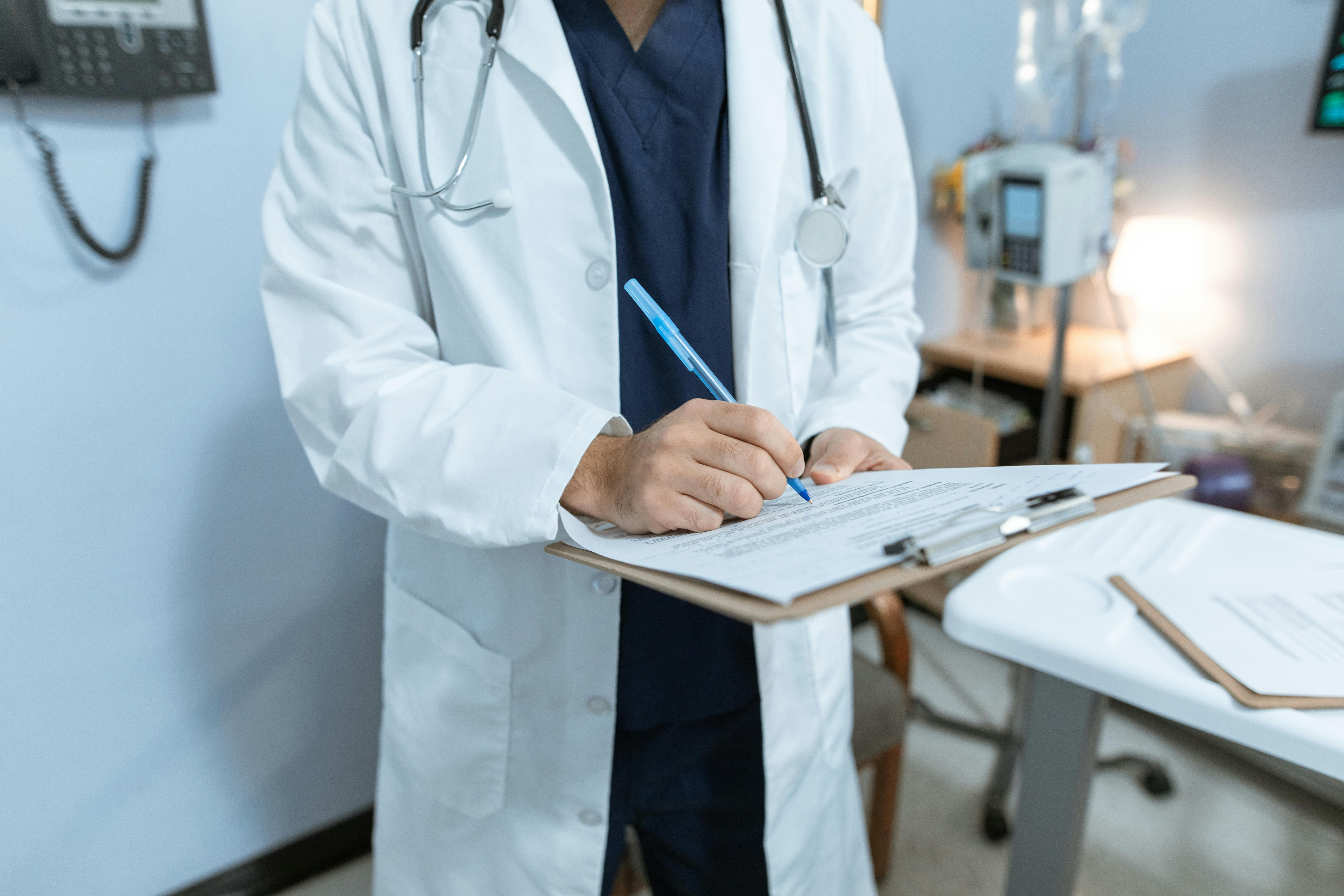 A doctor holding a clipboard | Source: Pexels