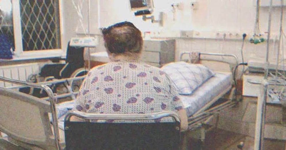 La femme âgée a décidé de se promener dans l'hôpital pour se vider la tête. | Source : Shutterstock