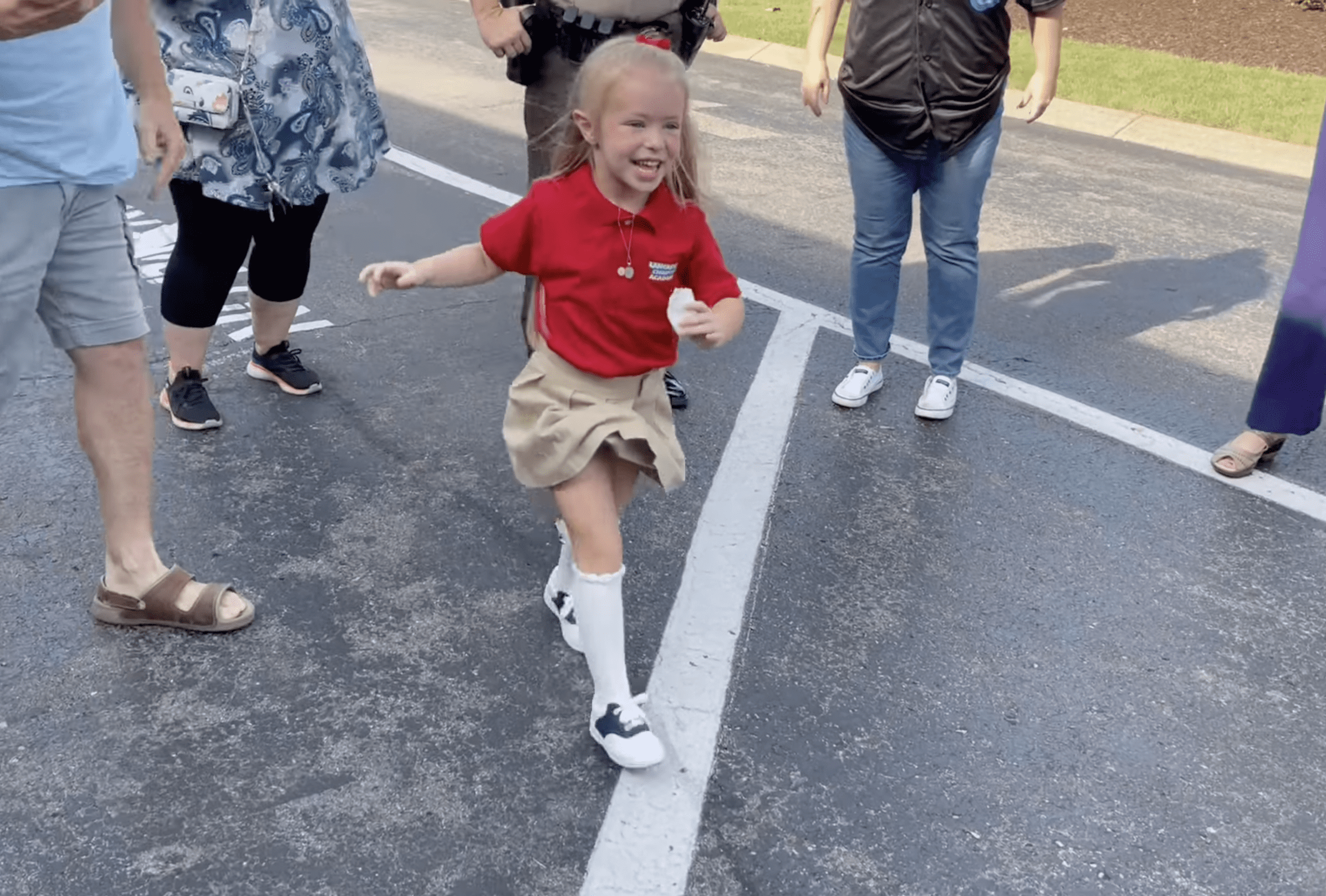 Anna Stolinsky running to give the cops a high five as she walked down the line. | Source: Facebook.com/La Vergne Police Department