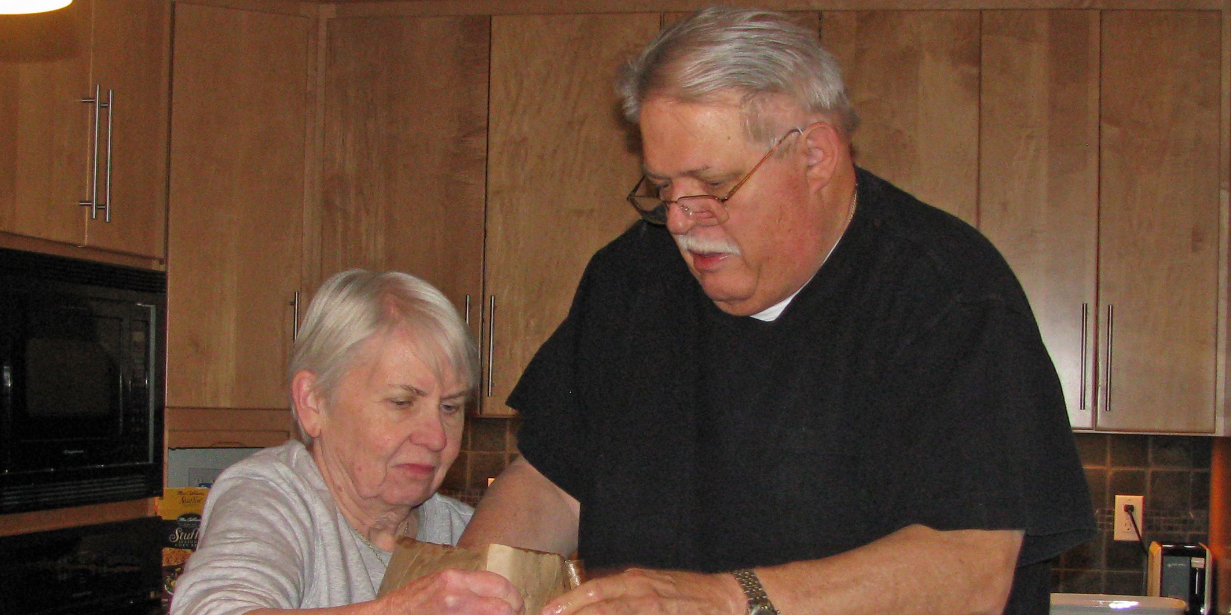 A man and a woman struggling with a bag | Source: Flickr