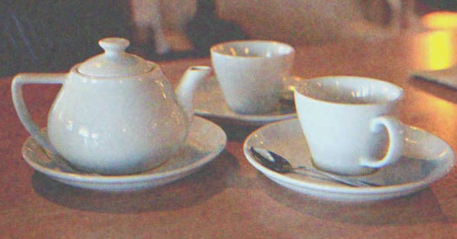 Juego de tazas de té sobre una mesa. | Foto: Shutterstock
