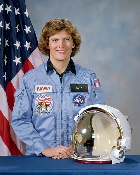 Portrait of Kathryn Sullivan in NASA uniform with U.S. flag in the background | Source: Wikimedia Commons