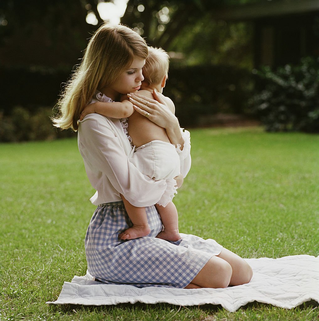 Une maman et son bébé dans un parc. | Photo : Getty Images