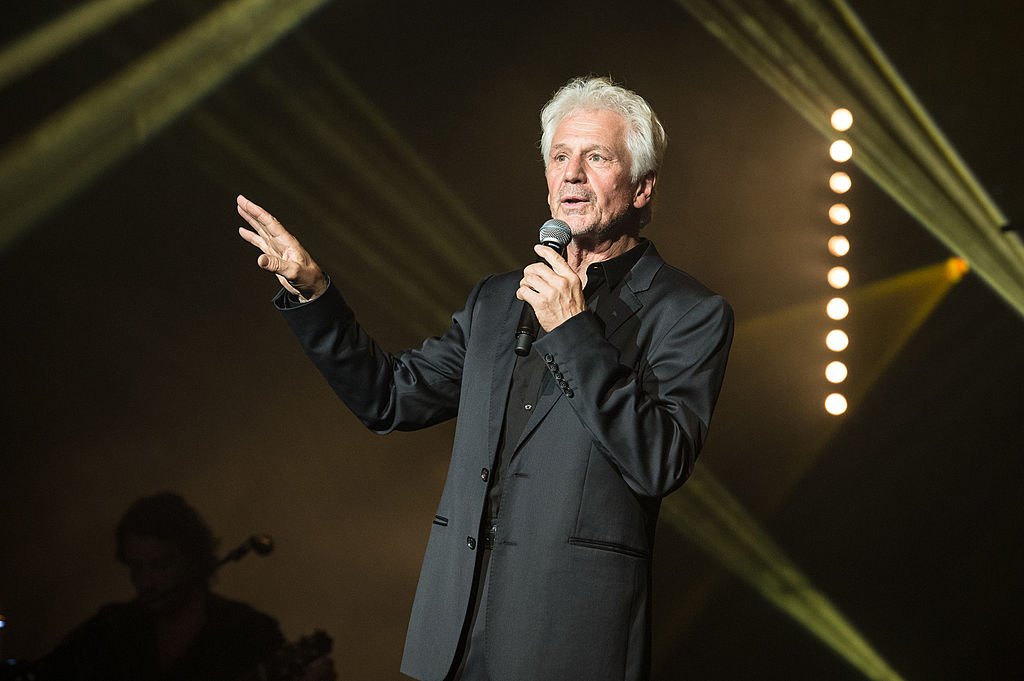 Gérard Lenorman se produit à l'Olympia le 12 septembre 2013 à Paris, France.| Photo : Getty Images