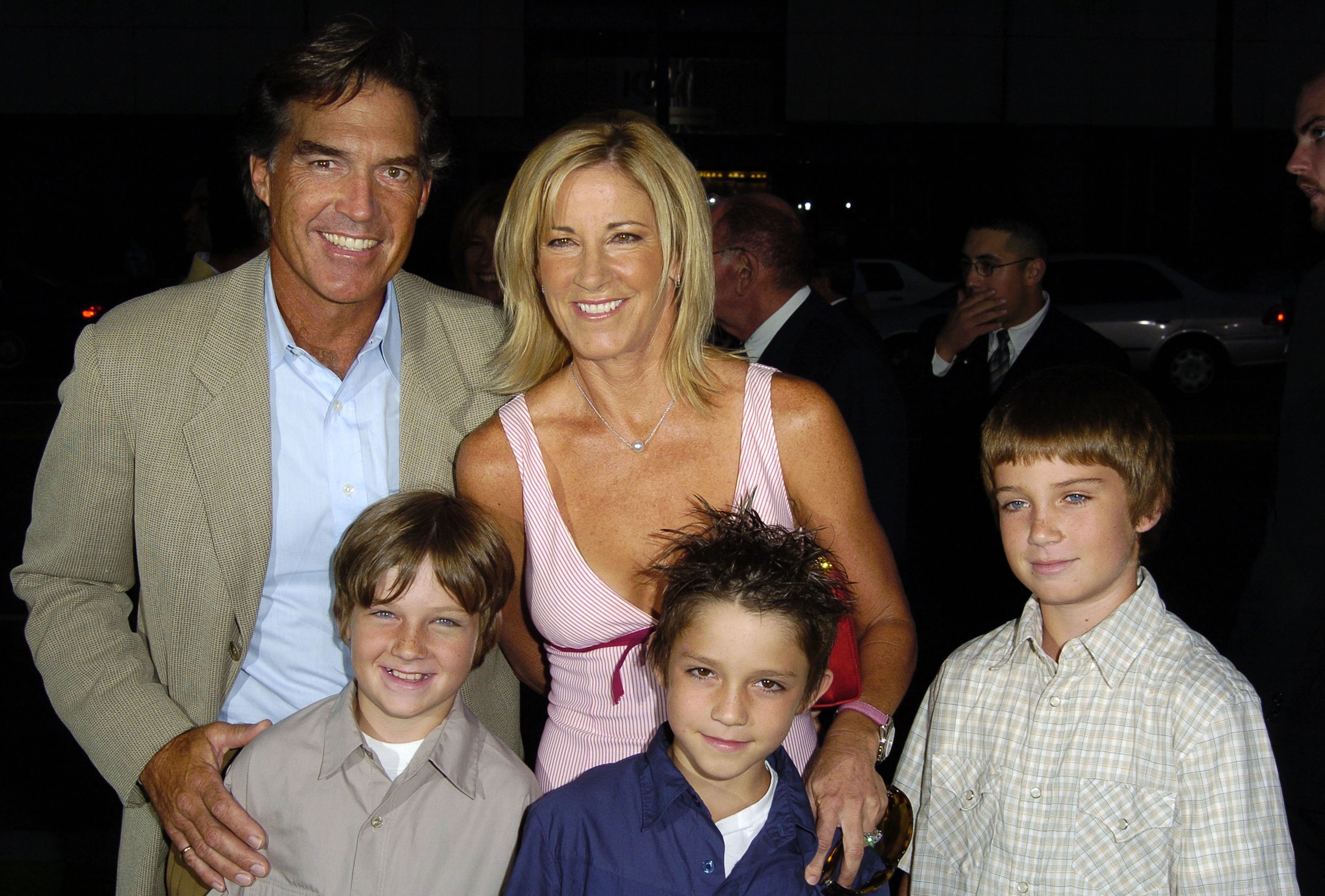 Andy Mills, Chris Evert and family at the "Wimbledon" world premiere in Beverly Hills, California, on September 13, 2004. | Source: Getty Images