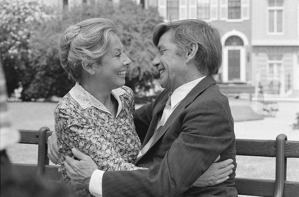 Michael Learned and Ralph Waite while filming the episde "The Empty Nest" on June 16, 1978. | Photo: Getty Images