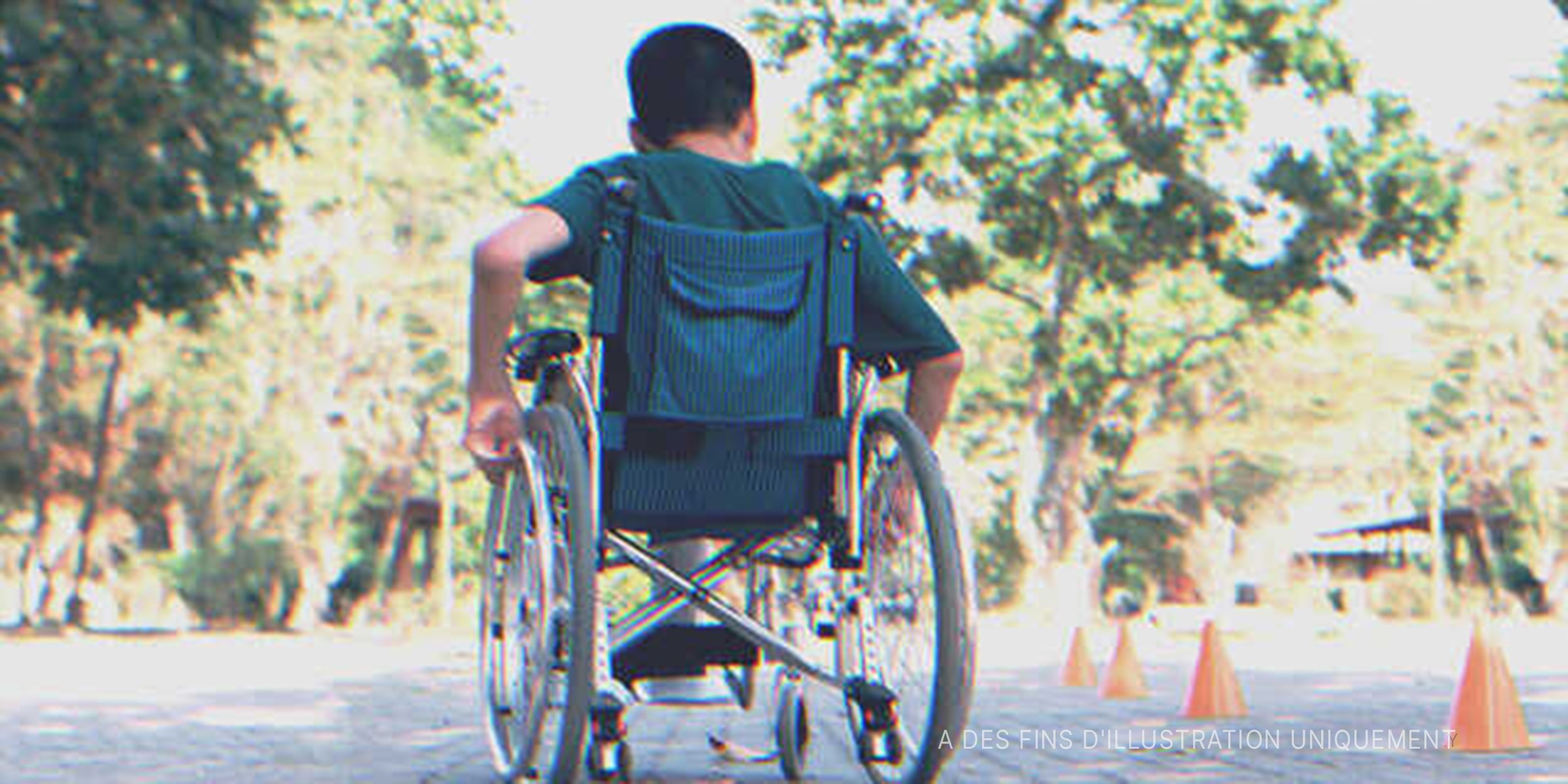 Un petit garçon en fauteuil roulant | Shutterstock 