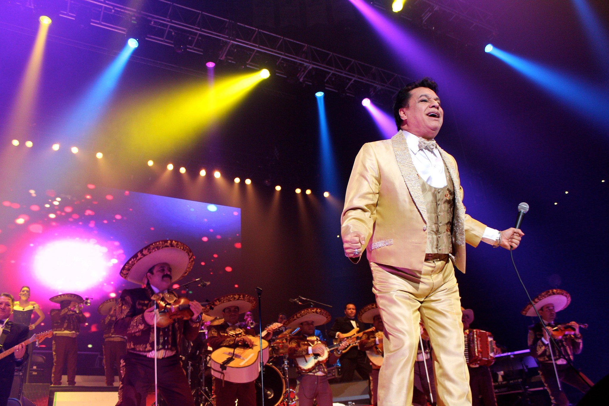 Juan Gabriel sobre el escenario. | Imagen: Flickr Juan Gabriel sobre el escenario. | Imagen: Flickr