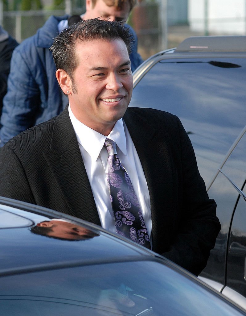 Television reality star Jon Gosselin speaks with the media as he leaves Montgomery County Courthouse after a hearing regarding his divorce from wife Kate Gosselin | Photo: Getty Images