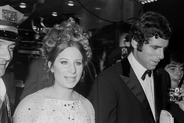 Elliott Gould with Barbra Streisand arriving at a formal event; circa 1970 | Photo: Getty Images