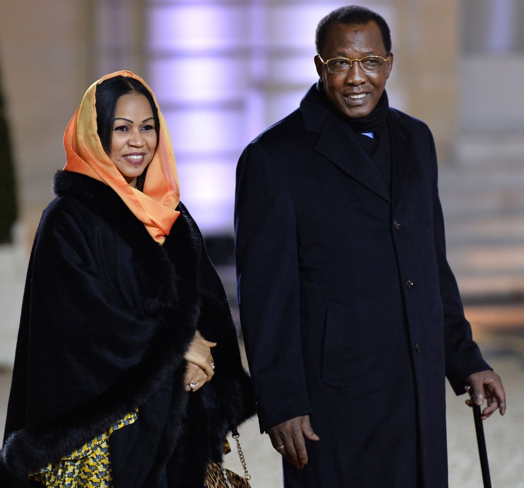 Le président tchadien Idriss Deby et son épouse Hinda Deby, au palais de l'Élysée à Paris, en France, le 6 décembre 2013. | Photo : Getty Images