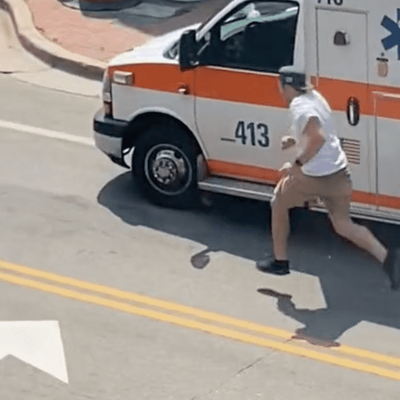 A viral video captured a man as he ran away from the back of an ambulance | Photo: TikTok/meredithscharinge74 