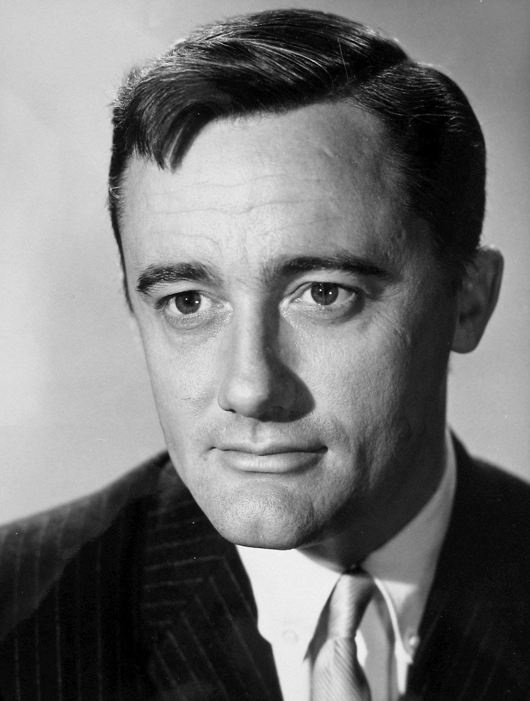Photo of Robert Vaughn from the television program The Man From U.N.C.L.E. | Photo: NBC Television, Public domain, via Wikimedia Commons