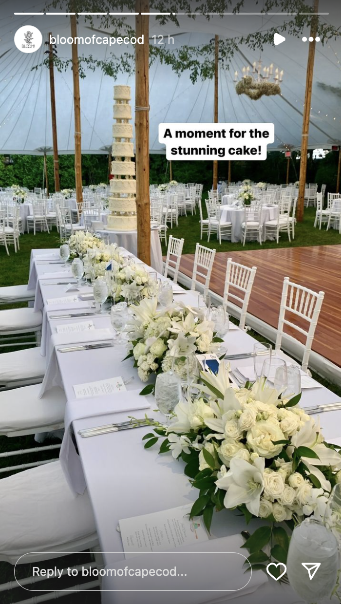 A view of the reception's set-u and wedding cakep at Mariah Kennedy Cuomo and Tellef Lundevall's wedding, posted on July 24, 2024 | Source: Instagram/bloomofcapecod