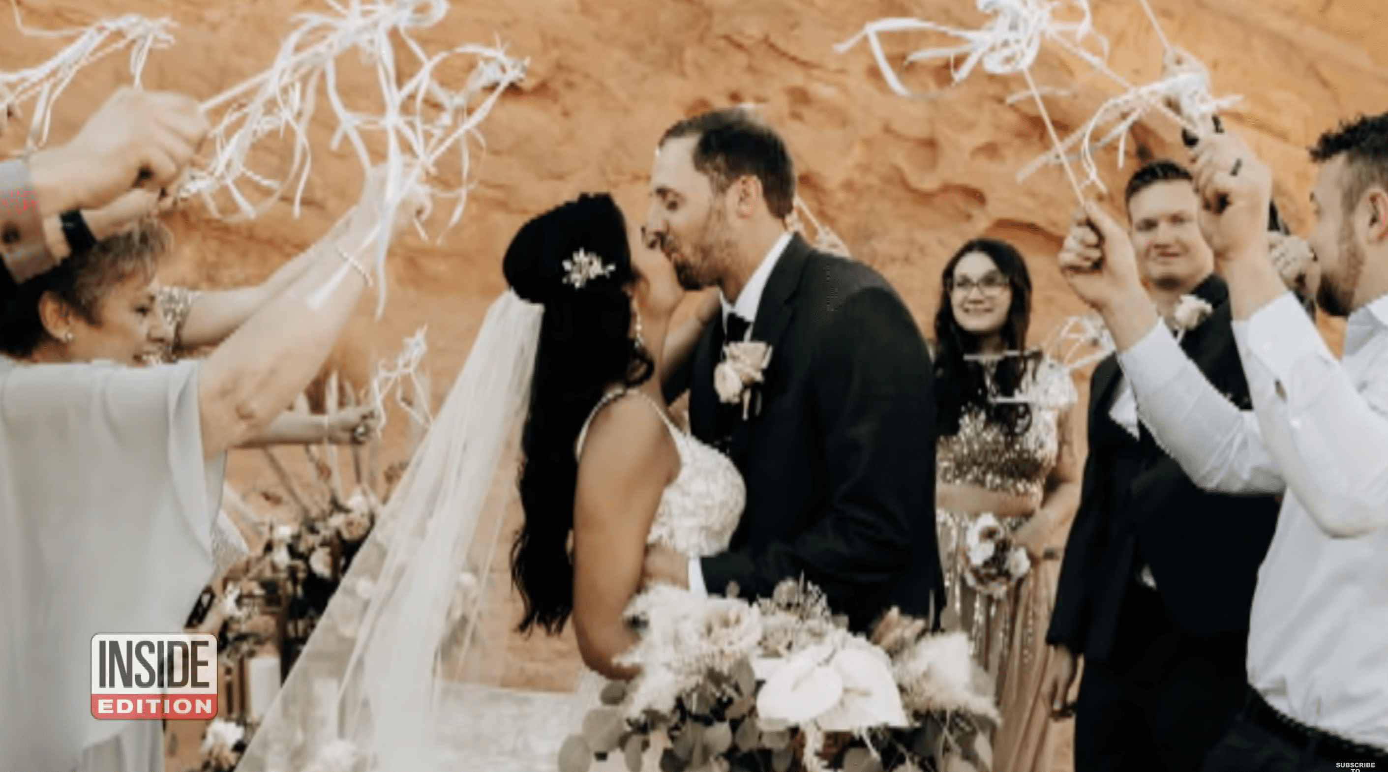 Hlavaty und Romano haben in Las Vegas ohne die Eltern der Braut geheiratet. | Quelle: YouTube.com/Inside Edition