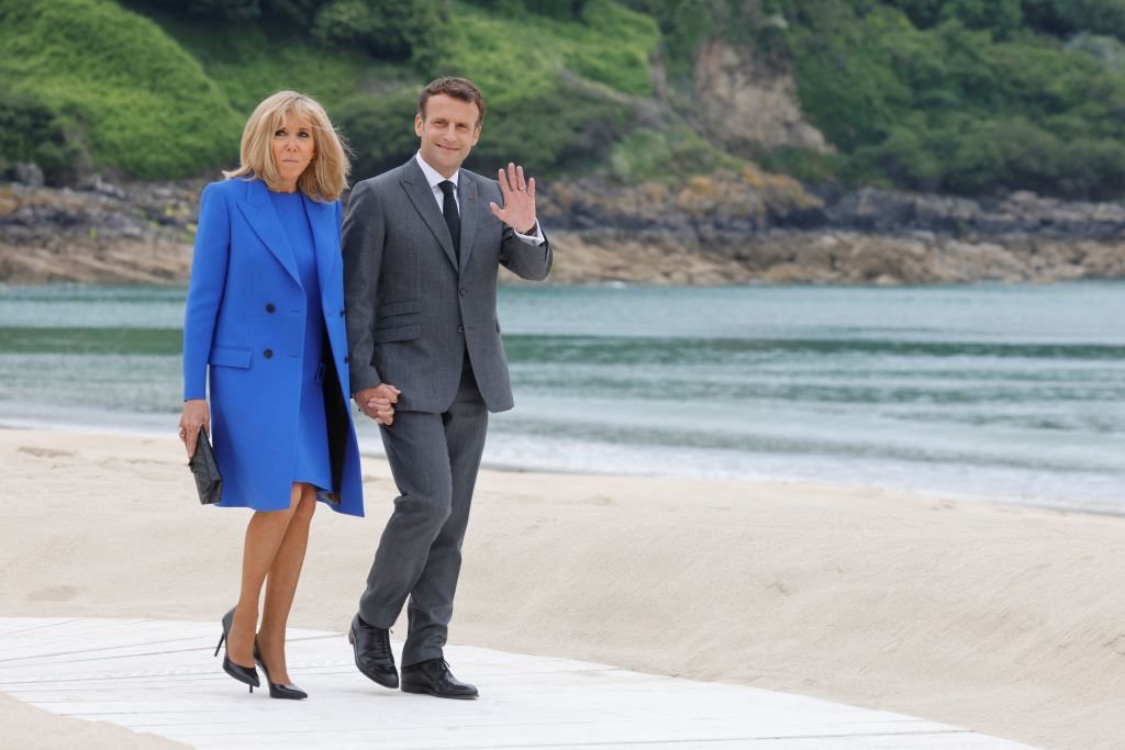 Le président français Emmanuel Macron (à droite) et la première dame française Brigitte Macron arrivent pour l'accueil avant le début du sommet du G7 à Carbis Bay, en Cornouailles, le 11 juin 2021. | Photo : Getty Images