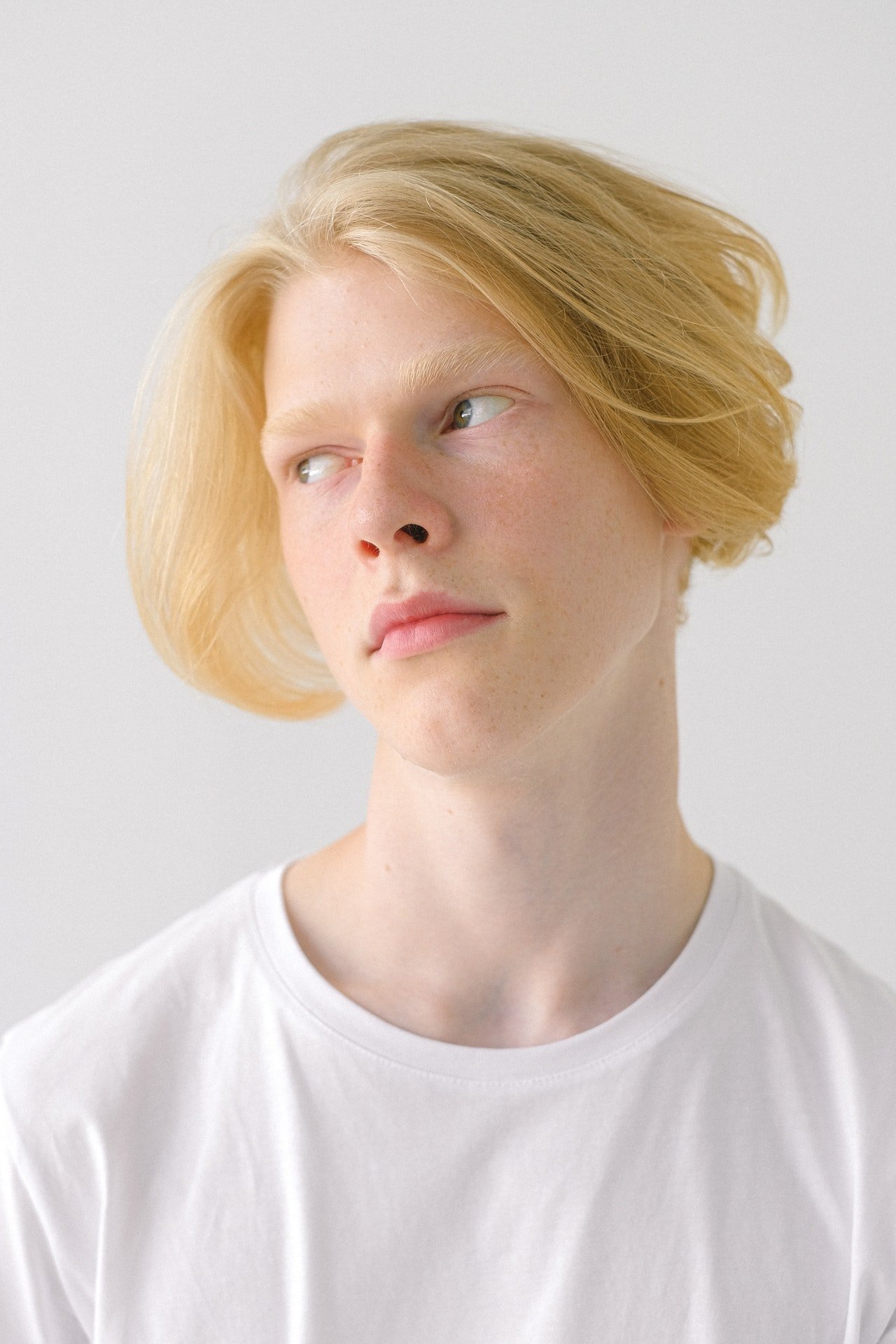 Blonde teenager looking away | Source: Pexels