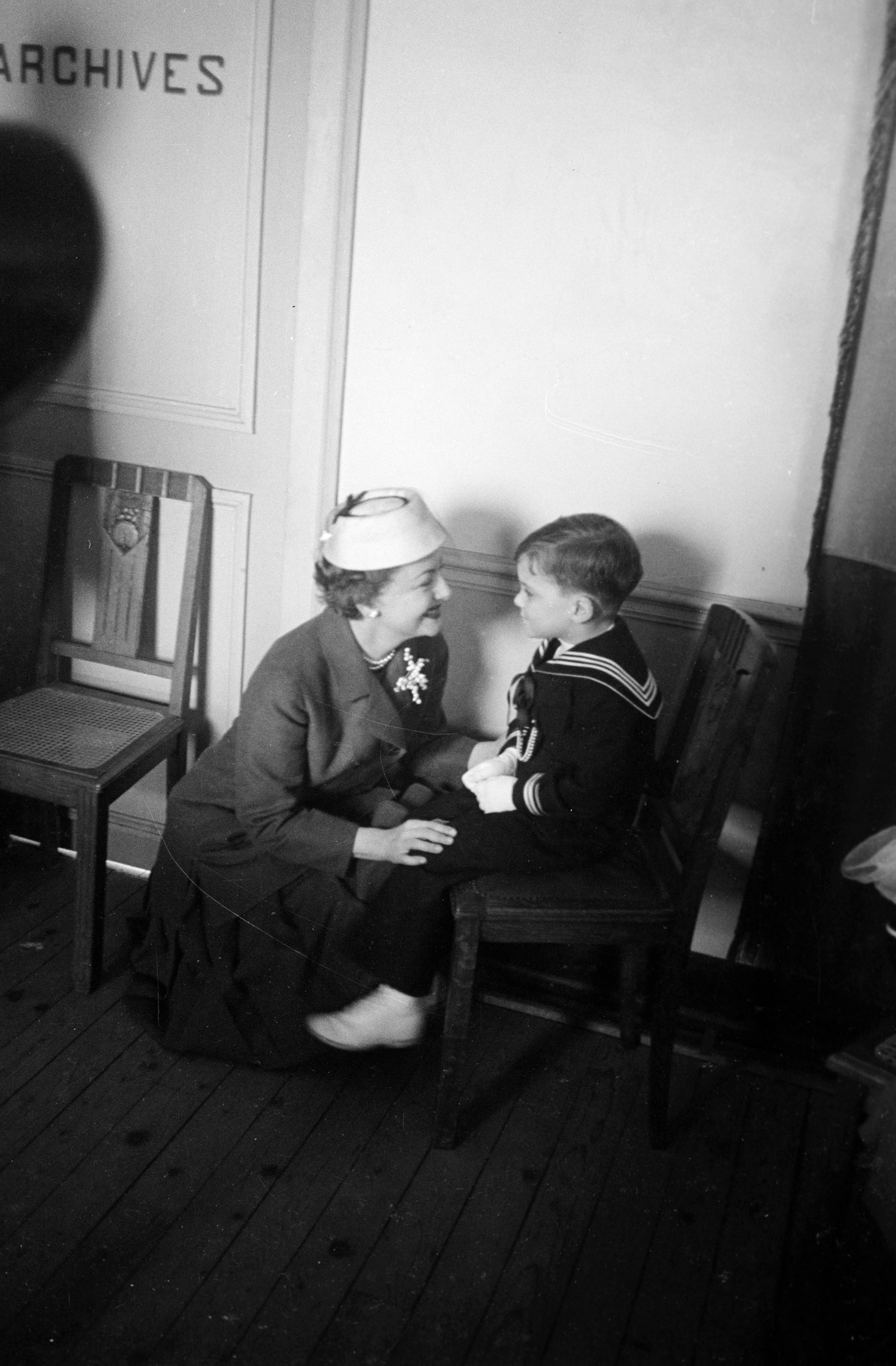 Olivia de Havilland y su hijo Benjamin durante su ceremonia de matrimonio con Pierre Galante el 2 de abril de 1955 en Yvoy-le-Marron, Francia. | Foto: Getty Images Olivia de Havilland y su hijo Benjamin durante su ceremonia de matrimonio con Pierre Galante el 2 de abril de 1955 en Yvoy-le-Marron, Francia. | Foto: Getty Images