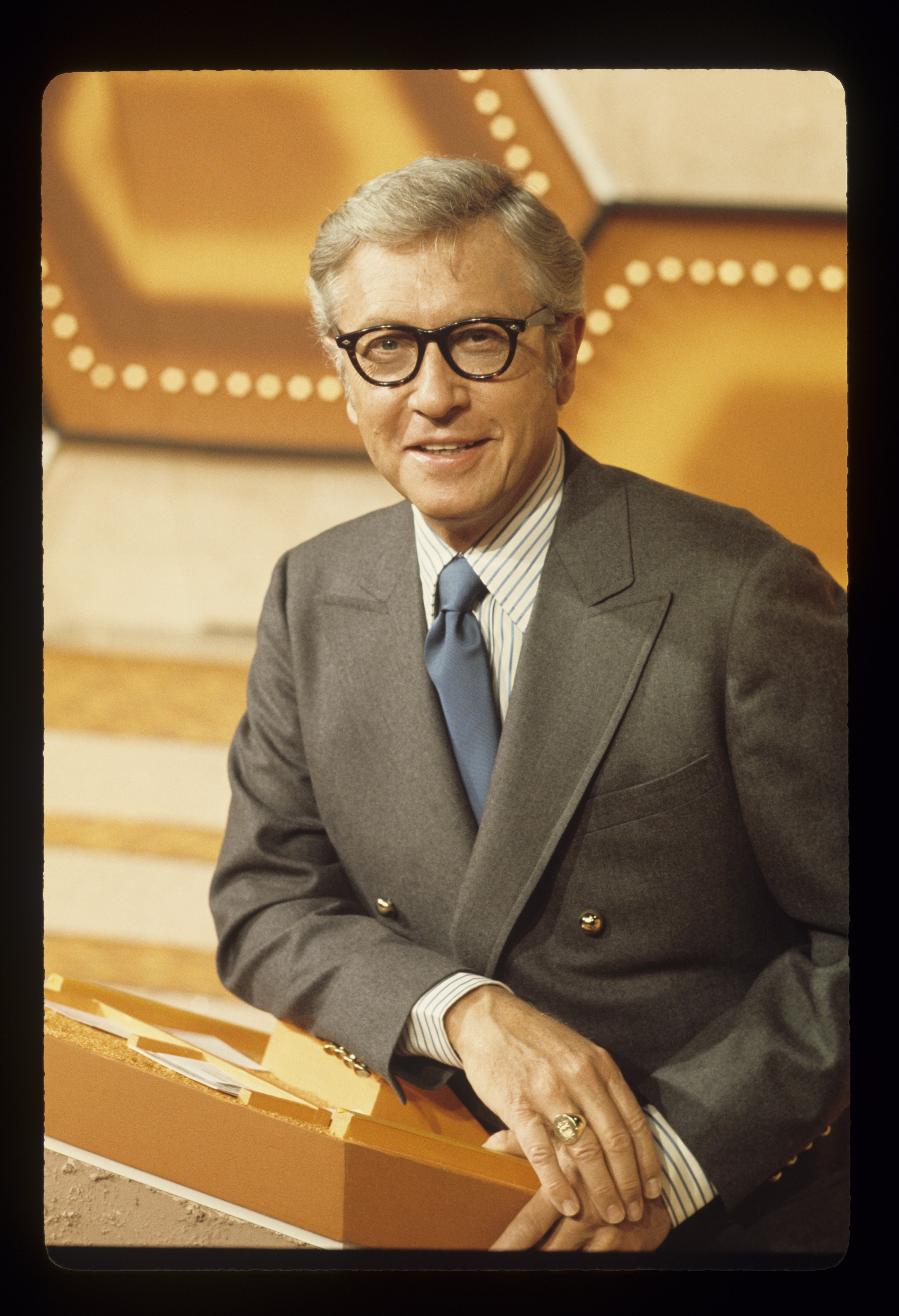 Pictured: Television personality and emcee Allen Ludden poses for the show coverage of the "Password" on April 2, 1971 | Photo: Getty Images