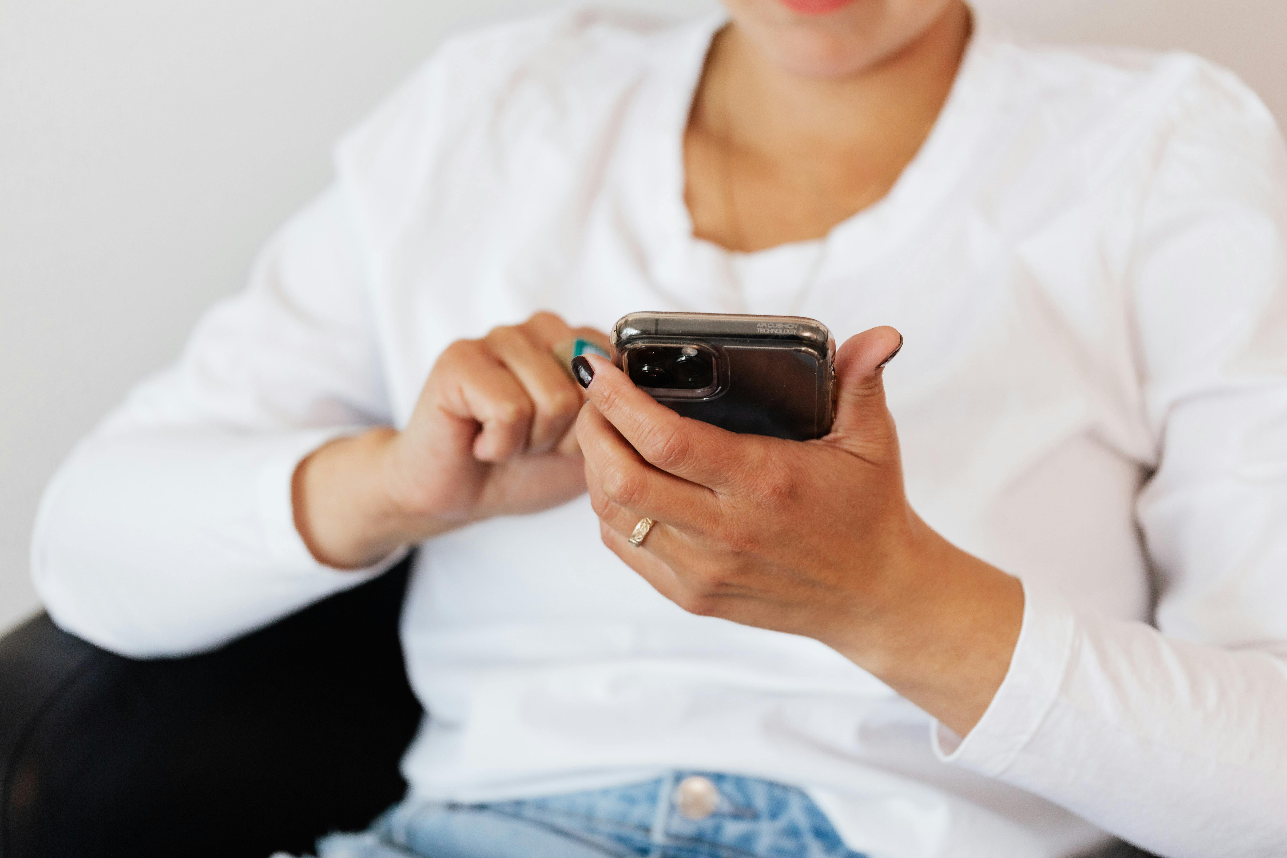 A phone in a married woman's hand | Source: Pexels