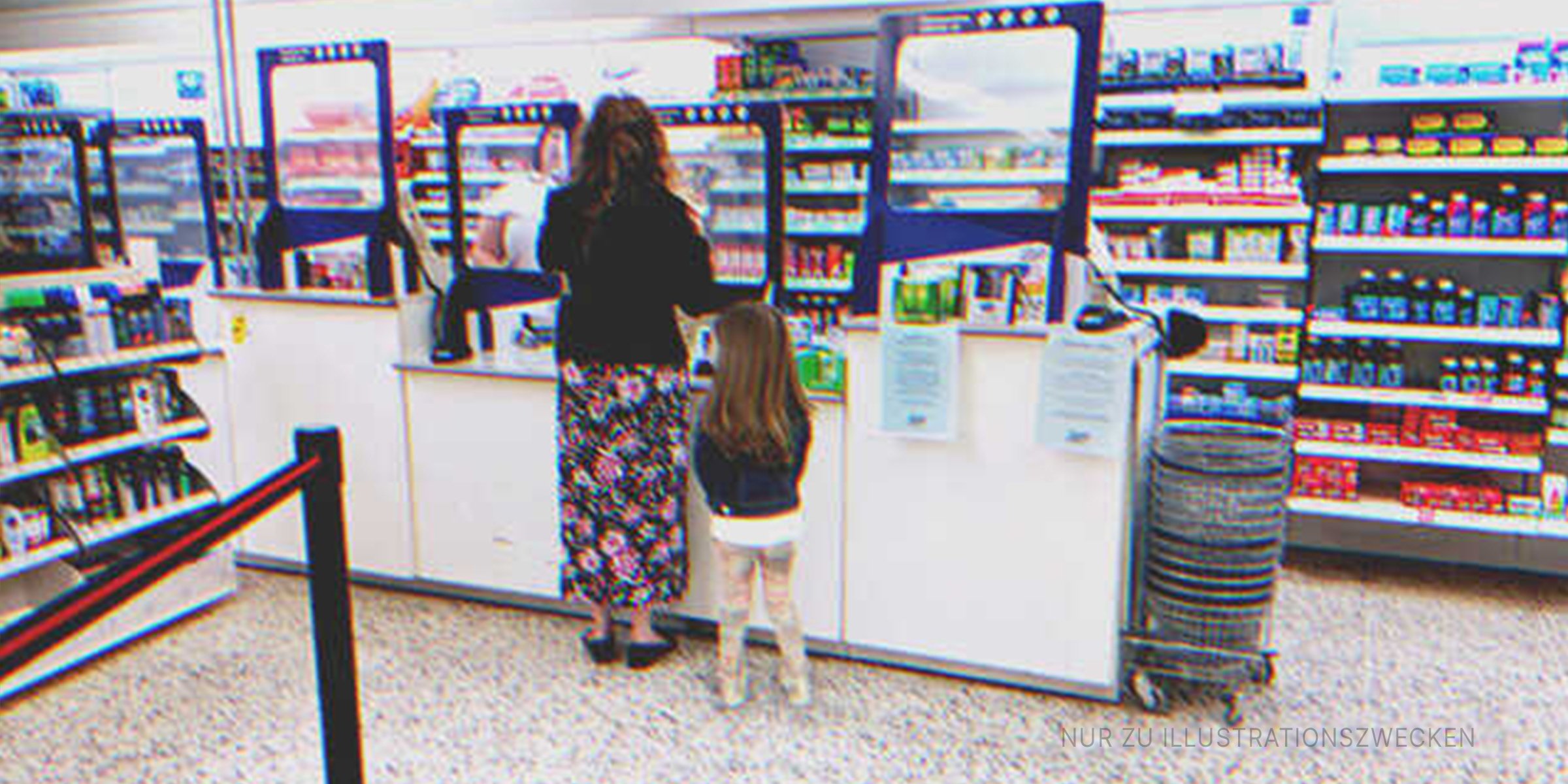 Frau und kleines Mädchen stehen an Kasse eines Ladens | Quelle: Shutterstock