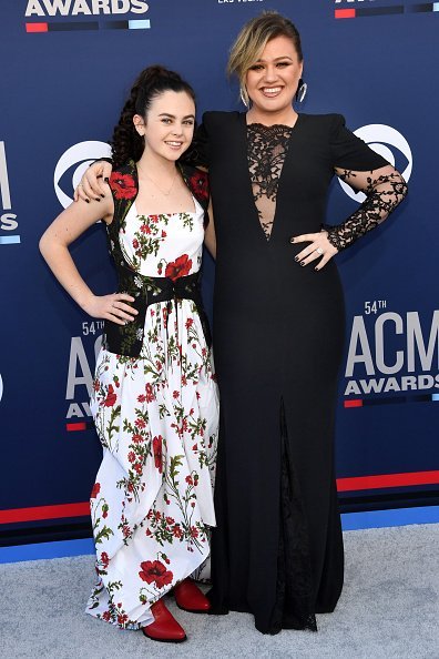Kelly Clarkson and Chevel Shepherd attend the 54th Academy Of Country Music Awards at MGM Grand Garden Arena on April 07, 2019, in Las Vegas, Nevada. | Source: Getty Images.