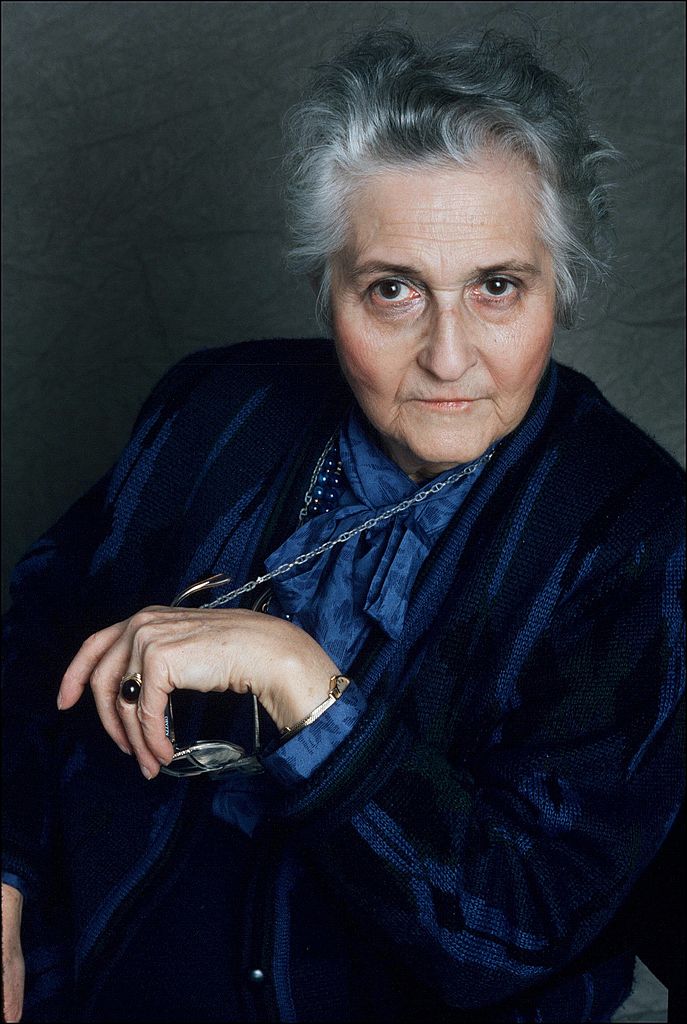 French pedopsychiatrist Francoise Dolto poses during a portrait session held on October 24, 1988 in Paris, France. | Photo : Getty Images French pedopsychiatrist Francoise Dolto poses during a portrait session held on October 24, 1988 in Paris, France. | Photo : Getty Images