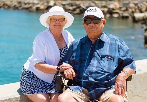 Senior couple at the beach | Source: Pixabay