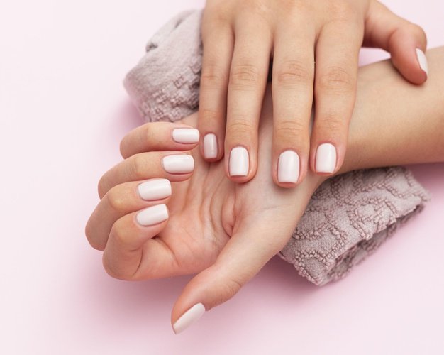 Manos con uñas blancas. │Foto: Freepik