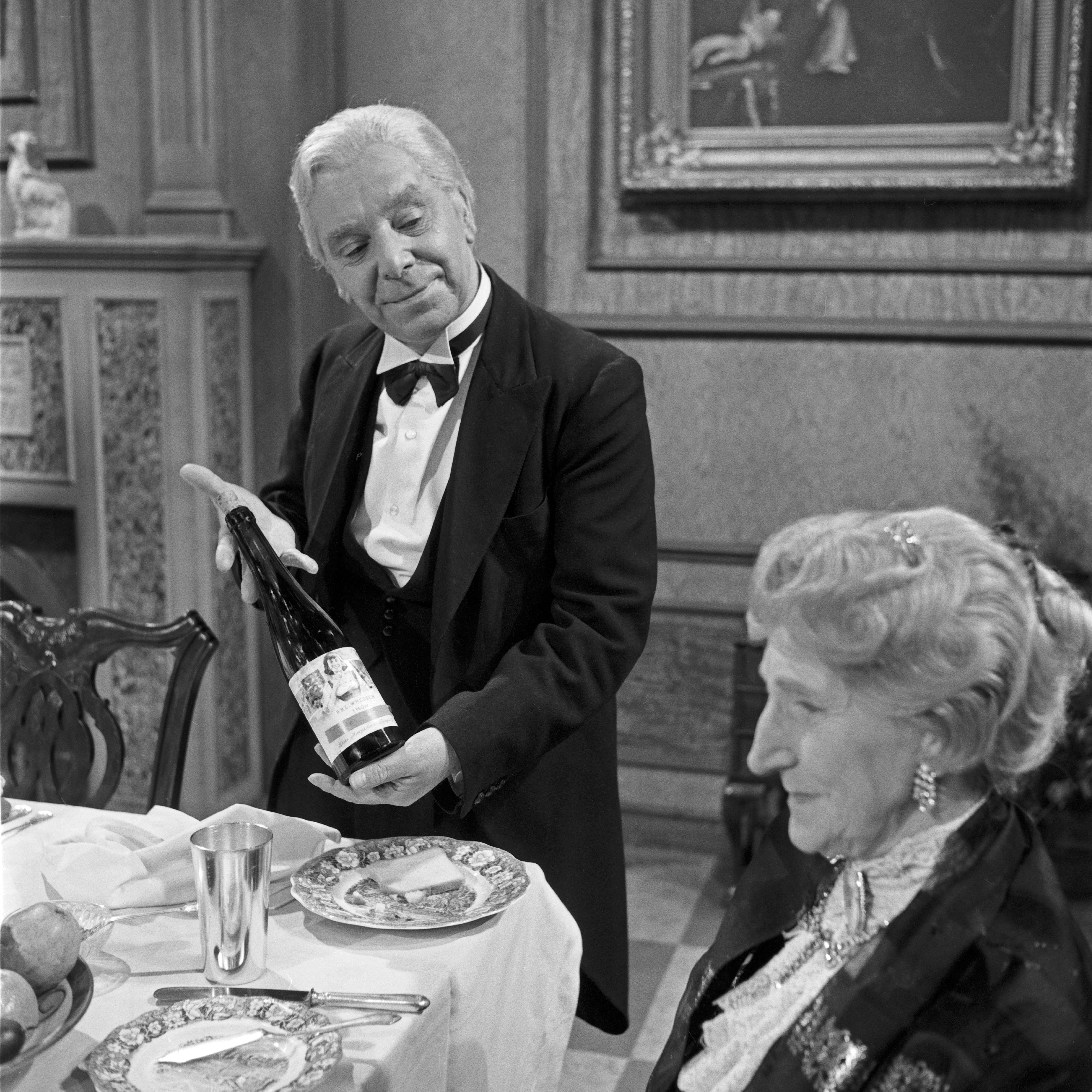 Freddie Frinton als Butler James und May Warden als Miss Sophie in dem Sketch "Dinner for One oder Der 90 Geburtstag" als Fernsehproduktion des NDR in Hamburg am 8 März 1963, Deutschland 1960er Jahre. | Quelle: Getty Images