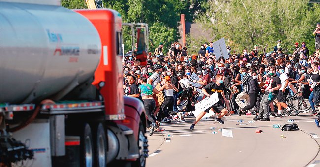 A huge truck driving through a crowd of protesters in Minneapolis | Photo: Twitter/@NBCNews